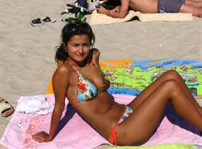 загорелая девушка на пляже