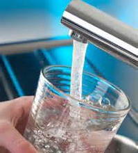 пить воду из-под крана